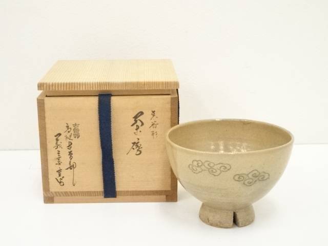 【中古】【ポイント5倍+スーパーSALE55%オフ】【茶道具】古曽部焼　義崇窯造　呉器形茶碗（共箱）【送料無料】