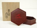【中古】【茶道具】哲公房造 溜塗寿字六角香合(而妙斎花押有)(共箱)【送料無料】茶道具 茶道 香道 香道具 おしゃれ かわいい アンティーク インテリア 骨董 ...