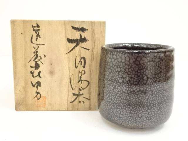 ◆商品説明 サイズ名称 口径 高台径 高さ 縦 横 長さ 7.2 cm 4.7 cm 7.9 cm &nbsp; 7.8 cm &nbsp; 商品の種類中古 状態 非常によい 素材 陶器 状態は大変良いです。原則、商品は仕入れ時のそのままの状態で出品・発送致します。当店の、サイズ・状態に関する表記基準はこちら ◆ネットショップ圭では多様な商品を取り扱っています お茶会、茶事、茶席、茶の湯で使用するお茶道具を中心に、飲食店、料亭、旅亭、旅館、割烹、小料理屋、カフェ、レストラン、居酒屋、喫茶店、ダイニング、食卓、キッチン、台所、自宅、酒席、酒宴、宴会、バーなど、茶道以外でもご使用いただける食器、酒器、花瓶、掛け軸など多数の道具を取り揃えております。 ◆関連キーワード 中古 送料無料 代引手数料無料 おしゃれ かわいい 上品 アンティーク レトロ インテリア 骨董 オブジェ 飾り 普段使い 普段づかい 来客【茶道具・着物】送料無料【茶道具】益子焼　遠藤喜男造　油滴天目湯呑（共箱）【送料無料】 ◆ネットショップ圭では多様な商品を取り扱っています お茶会、茶事、茶席、茶の湯で使用するお茶道具を中心に、飲食店、料亭、旅亭、旅館、割烹、小料理屋、カフェ、レストラン、居酒屋、喫茶店、ダイニング、食卓、キッチン、台所、自宅、酒席、酒宴、宴会、バーなど、茶道以外でもご使用いただける食器、酒器、花瓶、掛け軸など多数の道具を取り揃えております。 ◆関連キーワード 中古 送料無料 代引手数料無料 おしゃれ かわいい 上品 アンティーク レトロ インテリア 骨董 オブジェ 飾り 普段使い 普段づかい 来客