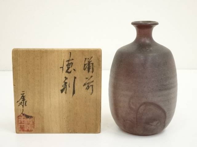 ◆商品説明 サイズ名称 口径 高台径 高さ 縦 横 長さ 3.3 cm 4.7 cm 14.4 cm &nbsp; 8.6 cm &nbsp; 商品の種類中古 状態 非常によい 素材 陶器 木箱蓋に虫食いがあります。本体には問題はなく、状態は大変良いです。原則、商品は仕入れ時のそのままの状態で出品・発送致します。当店の、サイズ・状態に関する表記基準はこちら ◆ネットショップ圭では多様な商品を取り扱っています お茶会、茶事、茶席、茶の湯で使用するお茶道具を中心に、飲食店、料亭、旅亭、旅館、割烹、小料理屋、カフェ、レストラン、居酒屋、喫茶店、ダイニング、食卓、キッチン、台所、自宅、酒席、酒宴、宴会、バーなど、茶道以外でもご使用いただける食器、酒器、花瓶、掛け軸など多数の道具を取り揃えております。 ◆関連キーワード 中古 送料無料 代引手数料無料 おしゃれ かわいい 上品 アンティーク レトロ インテリア 骨董 オブジェ 飾り 普段使い 普段づかい 来客【茶道具・着物】送料無料【陶芸・陶器】備前焼　松本康人造　徳利（共箱）【送料無料】 ◆ネットショップ圭では多様な商品を取り扱っています お茶会、茶事、茶席、茶の湯で使用するお茶道具を中心に、飲食店、料亭、旅亭、旅館、割烹、小料理屋、カフェ、レストラン、居酒屋、喫茶店、ダイニング、食卓、キッチン、台所、自宅、酒席、酒宴、宴会、バーなど、茶道以外でもご使用いただける食器、酒器、花瓶、掛け軸など多数の道具を取り揃えております。 ◆関連キーワード 中古 送料無料 代引手数料無料 おしゃれ かわいい 上品 アンティーク レトロ インテリア 骨董 オブジェ 飾り 普段使い 普段づかい 来客