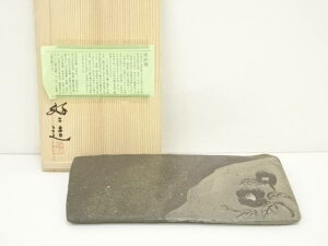 【中古】【タイムセール35%オフ】【茶道具】珠洲焼 伏見窯 坂本好二造 椿紋陶板(共箱)【送料無料】