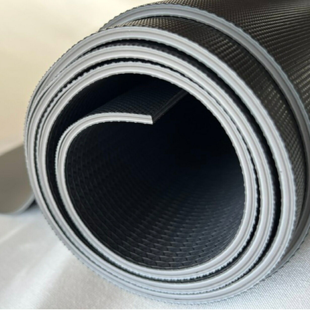 ■材質：PVCゴム ■色：黒 ■サイズ：幅1400mm×長さ2000mm 重量12kg ※一人でも装着可能です。 ・軽トラック用荷台ゴムマットは、日本製の製品です。 ・厚さ5mmのPVC素材を使用し、荷台をしっかりと保護します。 ・ガレージや倉庫、車庫での使用にも適しており、軽トラのカスタムパーツとしても最適です。 ・長期間にわたって安心してご利用いただけます。