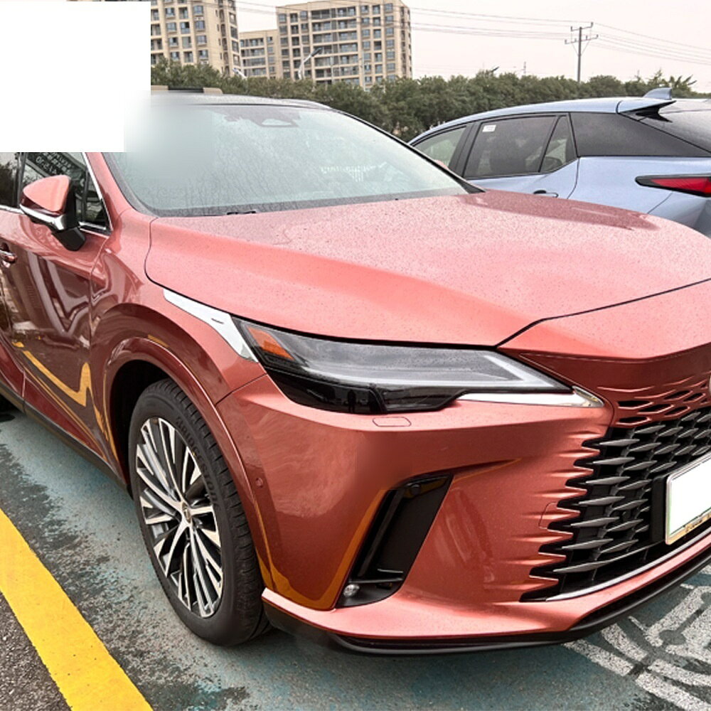適合車種 型式：ALA30 AYH36 対応年式：2022年10月〜現行 ◆カラー：ブラック ◆取付：両面テープ貼り付け（背面付属） ※貼り付け面を清掃・脱脂してからお貼りください。気温が15℃を下回る場合は、ドライヤー等であたためてから貼ると密着しやすくなります。 RX専用のドレスアップパーツです。