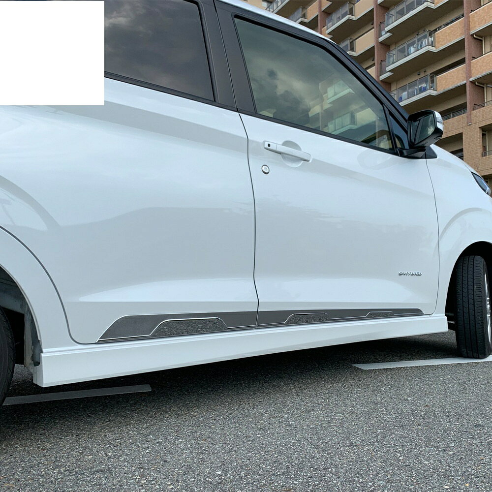 適合車種 対応年式：2019年12月〜現行 ◆カラー：ブラック ◆商品内容：4片装 ◆取付：両面テープ貼り付け（背面付属） ※貼り付け面を清掃・脱脂してからお貼りください。気温が15℃を下回る場合は、ドライヤー等であたためてから貼ると密着しやすくなります。 デイズ専用のドレスアップパーツです。