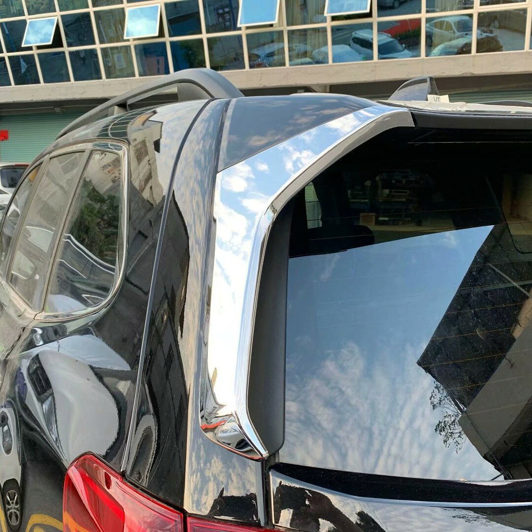 適合車種 型式：SK9 SK7 対応年式：2018年9月〜現行 ◆カラー：ブラック ◆取付：両面テープ貼り付け（背面付属） ※貼り付け面を清掃・脱脂してからお貼りください。気温が15℃を下回る場合は、ドライヤー等であたためてから貼ると密着しやすくなります。 フォレスター専用のドレスアップパーツです。