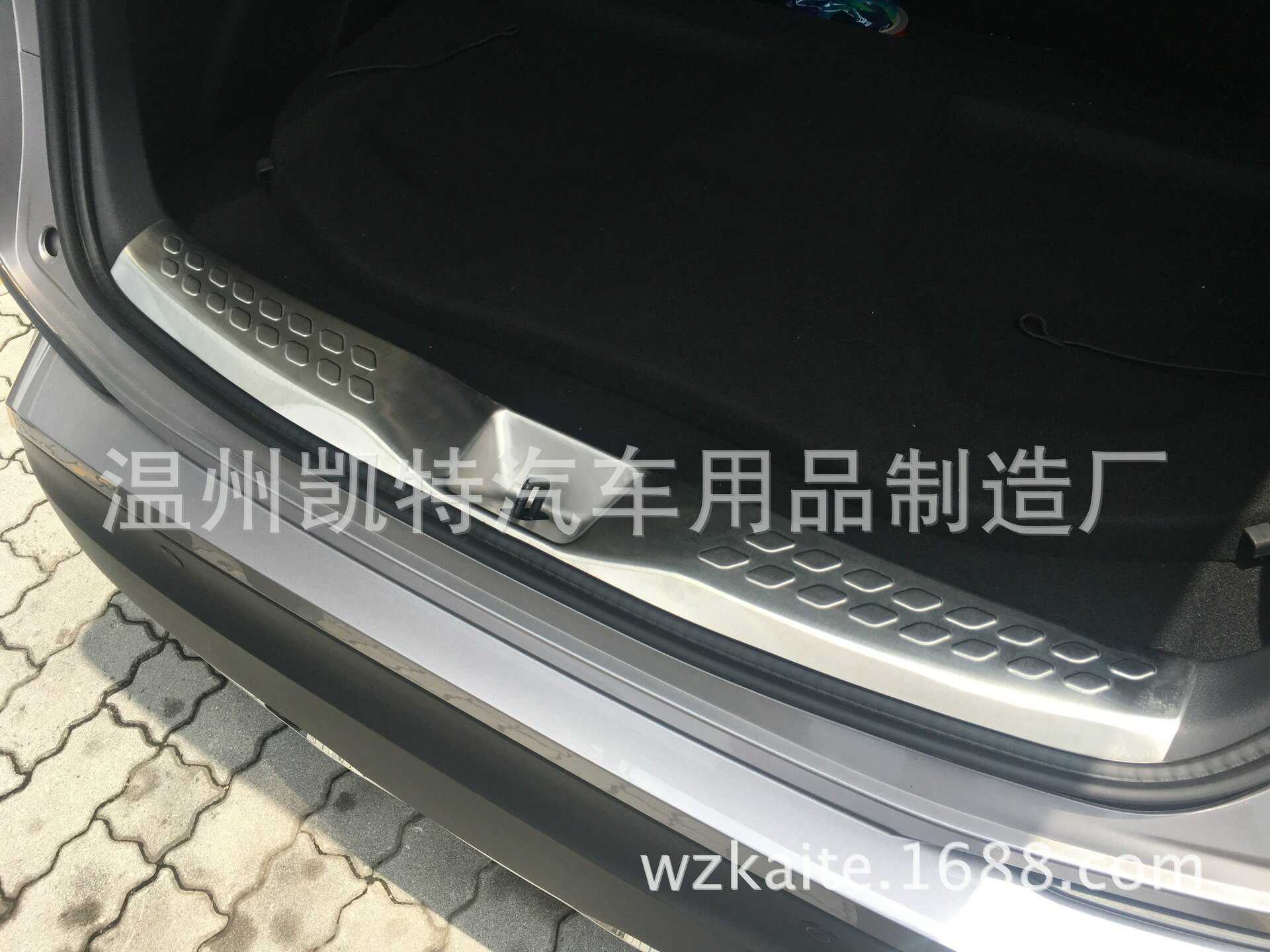 適合車種 型式：NGX50 ZYX10 対応年式：2016年12月〜現行 ◆カラー：ヘアライン ◆取付：両面テープ貼り付け（背面付属） ※貼り付け面を清掃・脱脂してからお貼りください。気温が15℃を下回る場合は、ドライヤー等であたためてから貼ると密着しやすくなります。 C-HR専用のドレスアップパーツです。