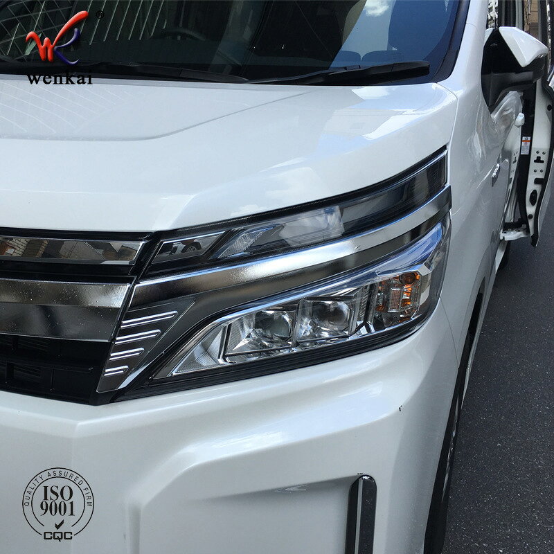 適合車種 型式：ZRR90W 対応年式：2022年1月〜現行 ◆カラー：ブラック ◆素材：ABS ◆商品内容：2片装 ◆取付：両面テープ貼り付け（背面付属） ※貼り付け面を清掃・脱脂してからお貼りください。気温が15℃を下回る場合は、ドライヤー等であたためてから貼ると密着しやすくなります。 ヴォクシー専用のドレスアップパーツです。
