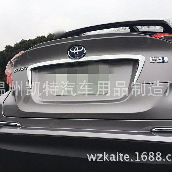 適合車種 型式：NGX50 ZYX10 対応年式：2016年12月〜現行 ◆カラー：ブラック ◆取付：両面テープ貼り付け（背面付属） ※貼り付け面を清掃・脱脂してからお貼りください。気温が15℃を下回る場合は、ドライヤー等であたためてから貼ると密着しやすくなります。 C-HR専用のドレスアップパーツです。