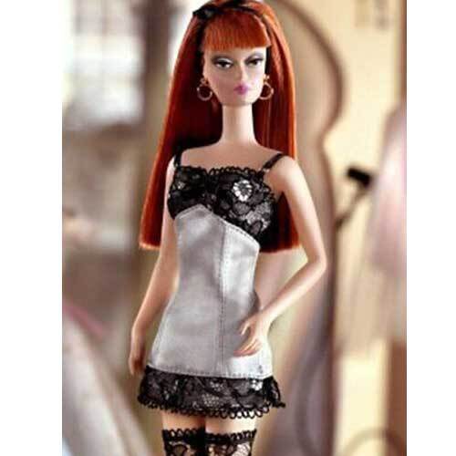 この商品は バービー人形「シルクストーン・ランジェリーバービー＃6」Silkstone Lingerie Barbie＃6 ポイント バービー バービー人形 シルクストーン レア ビンテージ アメリカ直輸入 プレゼントにも喜ばれます。 バービー人形「ランジェリーバービー＃6」Silkstone Lingerie Barbie＃6 ビンテージ在庫品（アメリカ直輸入未開封品）大きさ： 箱　約35cm×25.5cm×7.5cmシルクストーン（陶器のように磨かれたポーセレン製）の特徴のある顔立ちです。ファッションモデル・コレクションのゴールドラベルで、生産数25,000体未満。とくに選ばれた小売店のみで販売される希少品です。ランジェリーシリーズの最終版です。 ショップからひと言 ◇バービー人形の種類ついて・ファッションモデルコレクション (Fashion Model Collection）シルクストーンと呼ばれ　　　るポーセレンで作られた陶器のようなビンテージフェイスの人気シリーズです。・ビンテージリプロ（ Vintage Repros1994〜 ）コレクターのリクエストや過去のビンテージ期の　　復刻版など・ワールドカルチャー（World Culture1980?〜 ） 世界各国の民族衣装や文化を取り上げたものなど　　が人気。・ピンクボックス - 主に子供向けに販売されている一般的なバービー人形。ピンク色の箱に入ってい　　ることから、『ピンクボックス』の愛称で呼ばれています。 ◇バービー人形のラベルについて　1985年ごろから販売されている、コレクション向けのコレクタブル・バービーには、有名ブランドとのコラボレーションモデルや、映画を題材としたモデルなどがあり、生産数によってラベル分けされています。 　・ピンクラベル(Pink Label)生産数50,000体以上。一般の小売店で販売されるコレクタブルバービ　　　ーです。 　・シルバーレーベル(Silver Label) 生産数25.000体以上、50,000体未満。　・ゴールドレーベル(Gold Label) 生産数25,000体未満。とくに選ばれた小売店のみで販売される　　　希少品です。 　・プラチナレーベル(Platinum Label) 生産数1,000体以下または限定一体のドールにつけられる超　　レアな人形です。◇バービー人形の顔の変化　バービー人形の顔は現在までさまざまに変化をしてきました。　60年代のビンテージ期には、ビンテージ又はノスタルジックフェイスと呼ばれる独特な顔をもったバービーで、特にシルクストーンと呼ばれる大人顔が特徴です。 現在では作られていません。　70年代になると、モッド期（モッズ）という時代の流れの影響を受け、サイケデリックやニューファッションに対応するべくシンプルな顔になりました。 　そして現在では、 スーパースターや女優などに似た顔や、雰囲気にあわせた華やかな顔、睫毛が植えられた愛らしい顔など、いくつものバリエーションで作られています。 納期について 4