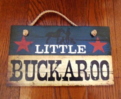 木製ウエスタンサイン　Little Buckaroo&nbsp;　ー小さなカウボーイーLittle Buckaroo〔小さなカウボーイ〕木製ウエスタンサインです。Buckarooというのは、カリフォルニアのスラングでカウボーイのことです。カリフォルニアはかつてメキシコすなわちスペインに統治されていたため、現在でもスペイン語の言葉がスラングとして残っています。サイズ：縦14.6cm 横24.1cm【注意】こちらの商品は小型宅配便（レターパックプラス）がご利用いただけます。　　　　レターパックプラスでお送りできる上限は、1個までとなります。