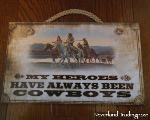 木製ウエスタンサイン　My heroes have always been cowboys.ー俺のヒーローはいつもカウボーイだったーMy heroes have always been cowboys.木製ウエスタンサインです。俺のヒーローはいつもカウボーイだった。そういう男性は日本にもたくさんいるのではないでしょうか。男にとっての古き良き時代でした。サイズ：縦14.6cm 横24.1cm【注意】レターパックプラスでお送りできる上限は、1個までとなります。