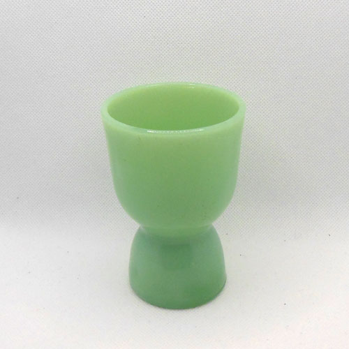 &emsp; &emsp; &emsp; ファイヤーキング、ジェダイ　エッグカップ &nbsp; &emsp; &emsp; &emsp; ファイヤーキング、ジェダイ　エッグカップ [Fire-King Jadeite, Egg Cup] サイズ：口径 上部7cm 下部5cm　高さ10cm 美しいジェードカラー（翡翠色）のエッグカップです。 小さいカップはゆで卵を乗せてエッグスタンドとして、大きいカップにはヨーグルトやアイスクリームカップとして両用できます。 こんなエッグカップがあるだけで、いつもの朝食のテーブルや食後のデザートのテーブルがちょっとおしゃれになります。 食事は単なる栄養補給の時間だけでなく、心のゆとりを感じて癒されるひとときでありたいですね。 ※ワレ、カケなし。ビンテージ物のため新品未使用のラベル付き以外はそれなりの劣化が見られますが、ほとんど気にならない程度で十分ツヤがある良品です。 刻印はありません。