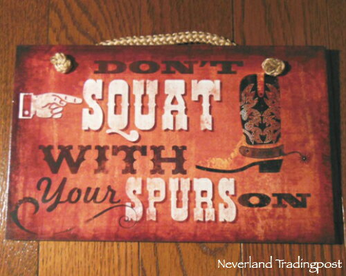 木製ウエスタンサイン　Don't squat with your spurs onー拍車を付けたまましゃがまないように&nbsp;ーDon't squat with your spurs on木製ウエスタンサインです。新米カウボーイへの忠告...