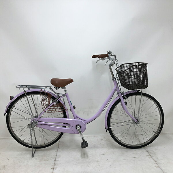 ◇ ◆ ◇ ◆ ◇ 商 品 情 報 ◇ ◆ ◇ ◆ ◇ 【外観ランク】　Bランク 【リユース・中古】　軽快車 【メーカー】　ブリヂストン 【タイヤ】　　26インチ 【ギア】　　　なし 【カラー】　　パープル系 LEDオートライト ローラーブレーキ ステンレスリム キャリアクラス27 サークル錠付き(スペアキー：無し) 安全性に問題のあるパーツは全て交換済み！ 【注意事項】 ※リユース商品の為、装備、スペックが純正と異なる場合がございます。 ※パーツ交換時に別メーカーのパーツが付いている場合がございます。 ※説明書の付属は御座いません。 ※画像に写りきれない使用・保管に伴う小傷や線傷がある場合がございます。 ※店舗と在庫共有している場合が御座いますので、品切れの際はキャンセル扱いとなります。