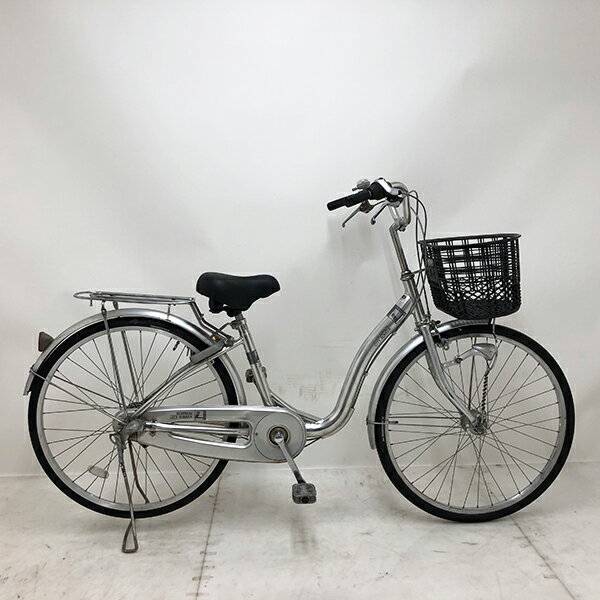 ◇ ◆ ◇ ◆ ◇ 商 品 情 報 ◇ ◆ ◇ ◆ ◇ 【外観ランク】　Bランク 【リユース・中古】　軽快車 【メーカー】　国内メーカー 【タイヤ】　　26インチ 【ギア】　　　内装3段 【カラー】　　シルバー系 LEDオートライト ローラーブレーキ アルミフレーム キャリアクラス25 サークル錠付き(スペアキー：2本) 安全性に問題のあるパーツは全て交換済み！ 【注意事項】 ※リユース商品の為、装備、スペックが純正と異なる場合がございます。 ※パーツ交換時に別メーカーのパーツが付いている場合がございます。 ※説明書の付属は御座いません。 ※画像に写りきれない使用・保管に伴う小傷や線傷がある場合がございます。 ※店舗と在庫共有している場合が御座いますので、品切れの際はキャンセル扱いとなります。