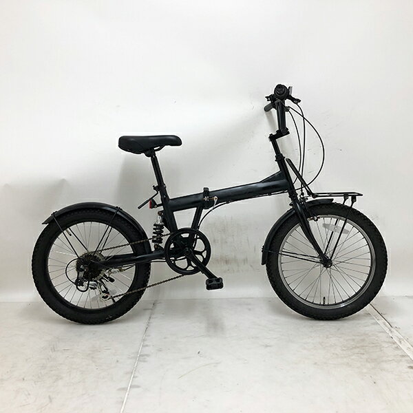 ◇ ◆ ◇ ◆ ◇ 商 品 情 報 ◇ ◆ ◇ ◆ ◇ 【外観ランク】　Bランク 【リユース・中古】　折り畳み自転車 【メーカー】　国内メーカー 【タイヤ】　　20×2.35インチ 【ギア】　　　外装6段ギア 【カラー】　　ブラック系 折り畳みサイズ　縦855mm × 横560mm × 幅900mm (約) ★ライト無し ★リアサスペンション ★一本スタンド ★錠無し ★安全性に問題のあるパーツは全て交換済み！ 【注意事項】 ※リユース商品の為、装備、スペックが純正と異なる場合がございます。 ※パーツ交換時に別メーカーのパーツが付いている場合がございます。 ※説明書の付属は御座いません。 ※画像に写りきれない使用・保管に伴う小傷や線傷がある場合がございます。 ※店舗と在庫共有している場合が御座いますので、品切れの際はキャンセル扱いとなります。