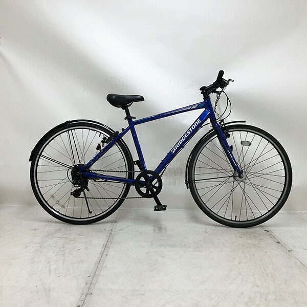 ◇ ◆ ◇ ◆ ◇ 商 品 情 報 ◇ ◆ ◇ ◆ ◇ 【外観ランク】　Bランク 【リユース・中古】　クロスバイク 【メーカー】　ブリヂストン 【タイヤ】　　27インチ 【ギア】　　　外装7段 【カラー】　　ブルー系 ローラーブレーキ アルミフレーム 1本スタンド フレームサイズ　約490ミリメートル サークル錠付き(スペアキー：2本） 安全性に問題のあるパーツは全て交換済み！ 【注意事項】 ※リユース商品の為、装備、スペックが純正と異なる場合がございます。 ※パーツ交換時に別メーカーのパーツが付いている場合がございます。 ※説明書の付属は御座いません。 ※画像に写りきれない使用・保管に伴う小傷や線傷がある場合がございます。 ※店舗と在庫共有している場合が御座いますので、品切れの際はキャンセル扱いとなります。