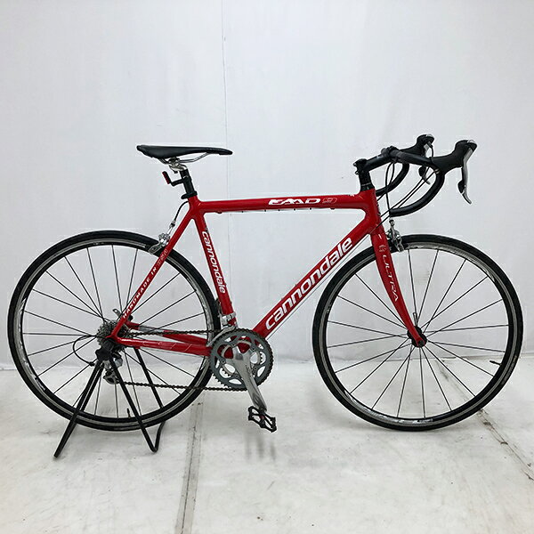 ◇ ◆ ◇ ◆ ◇ 商 品 情 報 ◇ ◆ ◇ ◆ ◇ 【外観ランク】　Bランク 【リユース・中古】　ロードバイク 【メーカー】　Cannondale 【タイヤ】　　700x23c 【ギア】　　　(前)2×(後)9s 【カラー】　　レッド系 フレームサイズ 約540mm ライト無し キャリパーブレーキ アルミフレーム メンテナンススタンド付 錠無し(ワイヤーロックをお付けして発送します) 安全性に問題のあるパーツは全て交換済み！ 【注意事項】 ※リユース商品の為、装備、スペックが純正と異なる場合がございます。 ※パーツ交換時に別メーカーのパーツが付いている場合がございます。 ※説明書の付属は御座いません。 ※画像に写りきれない使用・保管に伴う小傷や線傷がある場合がございます。 ※店舗と在庫共有している場合が御座いますので、品切れの際はキャンセル扱いとなります。