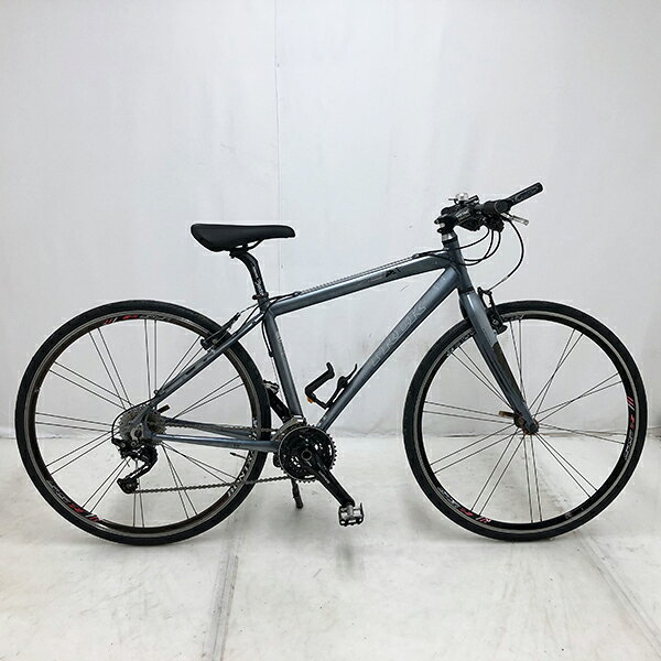 ◇ ◆ ◇ ◆ ◇ 商 品 情 報 ◇ ◆ ◇ ◆ ◇ 【外観ランク】　Bランク 【リユース・中古】　クロスバイク 【メーカー】　TREK 【タイヤ】　　700×28C 【ギア】　　　 (前)3×(後)10s 【カラー】　　グレー系 ライト無し 前後Vブレーキ アルミフレーム 1本スタンド フレームサイズ　約445ミリメートル 錠無し(ワイヤーロックをお付けして発送します) 安全性に問題のあるパーツは全て交換済み！ 【注意事項】 ※リユース商品の為、装備、スペックが純正と異なる場合がございます。 ※パーツ交換時に別メーカーのパーツが付いている場合がございます。 ※説明書の付属は御座いません。 ※画像に写りきれない使用・保管に伴う小傷や線傷がある場合がございます。 ※店舗と在庫共有している場合が御座いますので、品切れの際はキャンセル扱いとなります。
