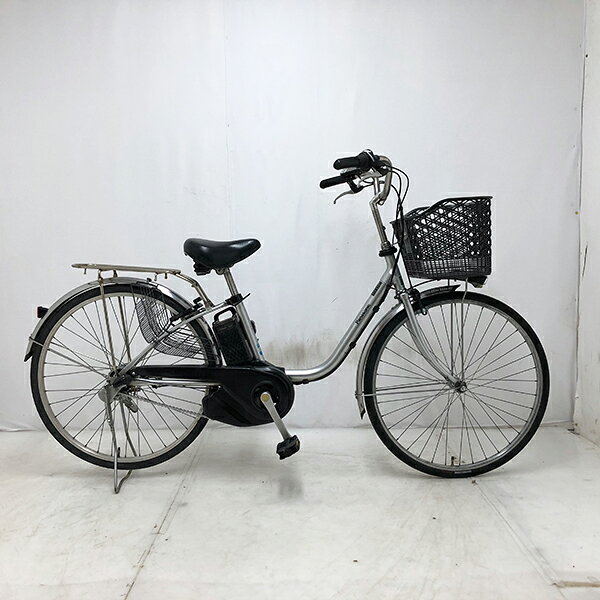 ◇◆◇◆◇ 商 品 情 報 ◇◆◇◆◇ 【外観ランク】　Bランク 【リユース・中古】　電動アシスト自転車 【メーカー】　パナソニック 【タイヤ】　　26インチ 【ギア】　　　内装3段 【カラー】　　シルバー系 LEDバッテリーライト ローラーブレーキ 最新基準モーター搭載 キャリアクラス27 サークル錠付き(スペアキー：無し) バッテリー・新品充電器付き 8Ahバッテリー搭載(実力容量：90-81％) 安全性に問題のあるパーツは全て交換済み！ 【！注意事項！】 リユース商品の為、装備、スペックが純正と異なる場合がございます。 パーツ交換時に別メーカーのパーツが付いている場合がございます。 説明書の付属は御座いません。 画像に写りきれない使用・保管に伴う小傷や線傷がある場合がございます。 店舗と在庫共有している場合が御座いますので、品切れの際はキャンセル扱いとなります。