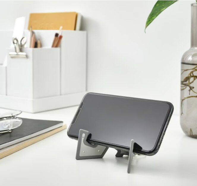【話題のスマホスタンド】コンパクトスマートフォンスタンド/IKEA YUPPIENALLE ユッピエナッレ、携帯電話ホルダー, グレー/映画視聴、オンライン会議、テレワーク、旅行にぴったり/タブレット・スマホ用スタンド/卓上 スタンド ホルダー/ポケットサイズ/送料無料のサムネイル