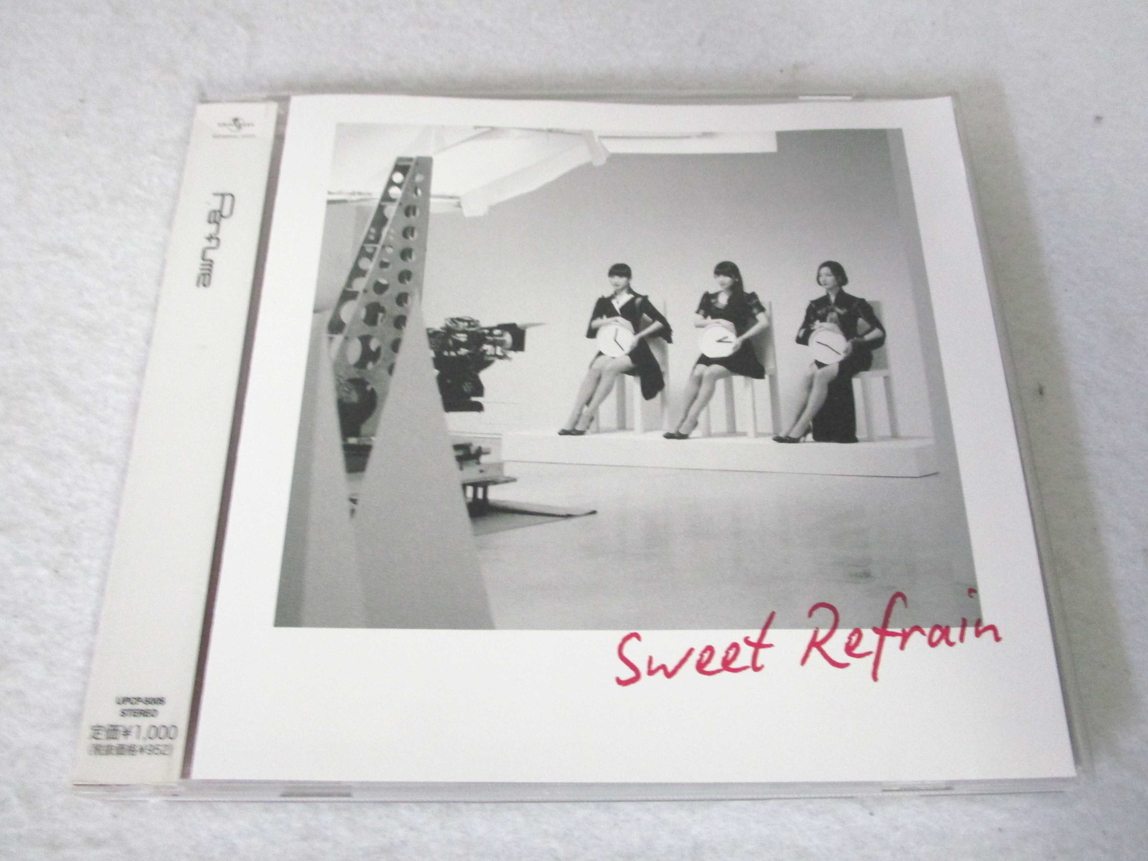 【収録曲】 　【01】Sweet Refrain 　【02】恋は前傾姿勢 　【03】Sweet Refrain -Original Instrumental 　　含む全4曲収録 【状態】目立った難はありませんが、中古品となります ★　必ずお読みください　★ -------------------------------------------------------- 【送料について】 　　●　1商品につき送料：300円 　　●　商品代金10,000円以上で送料無料 　　●　商品の個数により、ゆうメール、佐川急便、ヤマト運輸 　　　　ゆうパックのいずれかで発送いたします。 　　当社指定の配送となります。 　　配送業者の指定は承っておりません。 -------------------------------------------------------- 【商品について】 　　●　VHS、DVD、CD、本はレンタル落ちの中古品で 　　　　ございます。 　　 　　 　　●　ケース・ジャケット・テープ本体に 　　　　バーコードシール等が貼ってある場合があります。 　　　　クリーニングを行いますが、汚れ・シール・若干のキズ等が 　　　　残る場合がございます。 　　●　映像・音声チェックは行っておりませんので、 　　　　神経質な方のご購入はお控えください。 --------------------------------------------------------