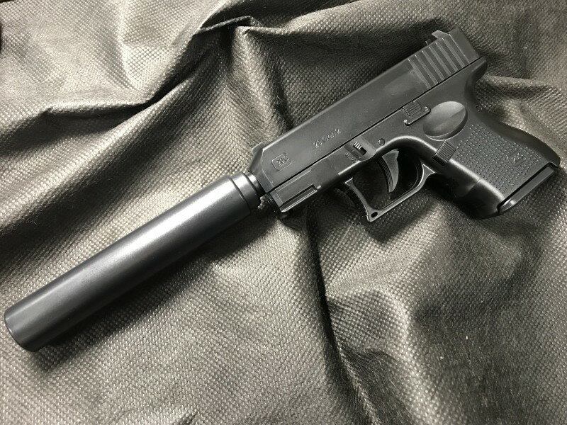 ★クラウン ポケットハンドガンシリーズ!★ ・エアーコッキングガン ★最大飛距離25m以上! 　※最適角度で発射したとき。飛距離はBB弾の種類、気温、風等に影響されます。 ◎10歳以上対象モデル ◎ホップアップ機構搭載 ◎マガジン内にBB弾を60発ストックできます。 ◎ダミーサイレンサーつき! 　※消音機能は有りません。ご注意ください。 〜商品詳細〜 【重量】 約100g 【全長】 約142mm 【材質】 ABS樹脂 【装弾数】8+60発