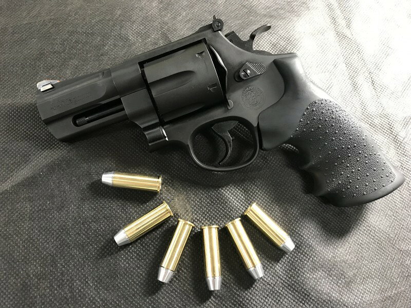 ★パフォーマンスセンター カスタム .44マグナム!★ M29 パフォーマンスセンターカスタムがリアル刻印のVer.2モデルで新登場です。 フラットサイドをモデルアップ。平らに削り込まれた特徴的なバレルが人気の一丁です。 〜商品仕様〜 ・発火式モデルガン ★パフォーマンスセンターカスタムモデル!! 　特徴的なフォルムを忠実に再現。刻印もリアルになったVer.2仕様です。 ★ヘビーウェイトモデル 【商品詳細】 ・材質/HW+金属 ・全長/221mm ・カートリッジ/専用44マグナムカートリッジ6発付属 ・装弾数/6発 ・火薬の種類/7ミリキャップ火薬使用(別途お買い求めください) ※ご注意※ この商品は、BB弾等の発射機構のない「モデルガン」です。