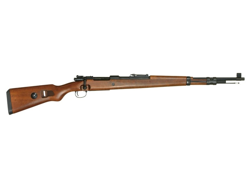 ★第二次大戦で活躍したドイツ軍 主力ボルトアクションライフル★ 「Kar98k（Karabiner 98 Kurz）」ドイツモーゼル社が開発した「Kar98b」をベースに、全身を短縮（Kurz）したボルトアクションライフル。 1935年よりドイツ国防軍の制式採用銃となり、第二次世界大戦を通じて主力小銃として使用されました。 優れた命中精度や信頼性から狙撃銃としても運用され、WWII時の独軍を代表する小銃として広く知られています。 タナカワークスは従来よりKar98kのエアーコッキングモデルをリリースしていましたが、Ver.2としてアップグレードし再登場。 既に高い評価を得ていた旧モデルから、主に内部パーツをリニューアルしさらに耐久性や作動の安定性が向上しています。 金属パーツや木製ストックによる重厚感のある構成や細部にこだわったリアルな刻印もそのまま引き継ぎ、コレクション性と実射性を兼ね備えたKar98kの決定版モデルに仕上がっています。 ・ボルトアクション エアーコッキングガン ・1943モーゼル社 byf刻印仕様。 ◎木製ストック＆金属パーツの構成で、実銃さながらの質感と重量感を再現 ★バージョン2モデル 旧モデルより作動安定性、耐久性を向上し出荷段階で既にカスタム仕様のような完成度の高い仕上がりへ ・ピストンを樹脂製から「削り出し強化アルミ製」に変更し耐久性を向上 ・潤滑コーティングされたスチール製スプリングガイド ・摩擦抵抗を軽減するスラストベアリング採用 ・シアラッチをはじめ、細部パーツを強化 【商品詳細】 ・材質/木製+金属製 ・全長1,103mm ・重量/3,500g ・装弾数/24発