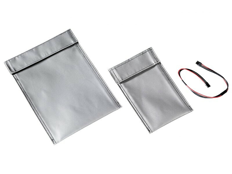 ★難燃性の素材を使用した『MS&bull;Li-Poバッテリー』専用の耐火袋★ ◎難燃性素材を使用 東京マルイ『MS&bull;Li-Poバッテリー』専用の耐火袋です。 バッテリーの充電や放電、運搬、保管時に、発火や延焼のリスクを低減します。 ◎2重のパッキング 万が一バッテリーが発火した際に、炎の勢いを弱めて延焼を抑え、炎の吹き出しを軽減させます。 ※バッテリー発火の際に吹き出す炎や噴煙、熱などを完全に抑えることはできません。 ◎延長ケーブル付属 セーフティバッグに入れた状態で『MS&bull;Li-Poバッテリー』を充電できる、充電用の延長ケーブルが付属します。