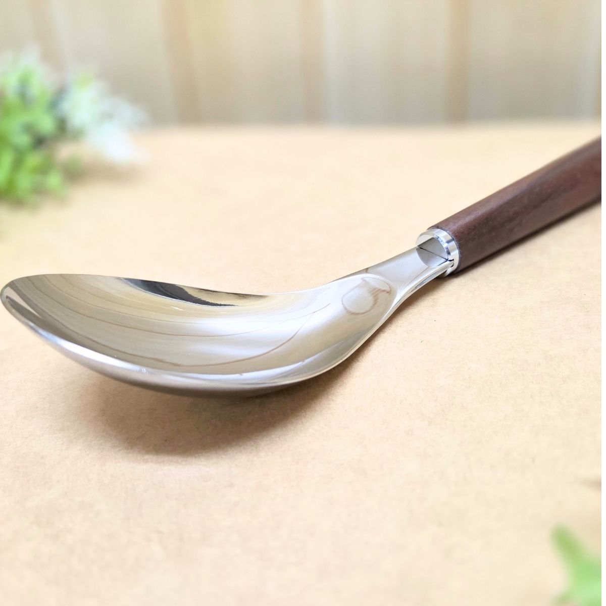 　 木のぬくもりが紡ぐ至高のキッチン時間。 洗練されたデザインで毎日の料理を贅沢に。 天然のウォールナット材で作られたお洒落な木柄と つなぎめのない一体加工のステンレス。 日本製の確かな品質と、機能性や作業性を重視した美しいキッチン用品。 高級感があり、キッチン周りや食卓シーンを美しく演出します。 壁に掛けられる仕様で、スタイリッシュな「見せる収納」も。 同シリーズで揃えて使いたくなる人気のアイテム。 品質表示 サイズ　：　約238 × 63 × 40mm 重さ　：　約105g 材質 ヘッド　：　18-8ステンレススチール 　口金・フック・尻金　：　真鍮にクロームメッキ 　柄　：　天然木にウレタン塗装 日本製 　　 　　 &nbsp; サンクラフト　アイテム 贈り物としても 見た目も美しく、末永くご愛用頂けるものです。 贈り物としても大変喜ばれるかと存じます。 当店では無料でギフトバッグに入れてプレゼント対応させていただきます。 ニューワールドネット名品倶楽部 ニューワールドネット名品倶楽部を運営する（株）北正は、 「刃物の街」岐阜県関市で創業から約70年以上にわたり 一貫して刃物を取り扱っております。 岐阜県関市を中心に、優れた刃物を提供する事をモットーにしており、 長年にわたる豊富な経験と実績をもとに、刃物のプロによって選定された刃物 (ナイフ、包丁をはじめハサミ、爪切り等)は信頼できるものばかり。