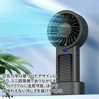 商品特徴 USB 充電対応、ハンディ / 卓上 2WAY 仕様、コンパクトで持ち運びやすく大人気！風力も強力で、ソーラー充電にも対応しています。 5 段階風量調整：お肌に優しい柔らかな涼風から、すぐにクールダウンできる強風まで、シーンに合わせて風量を自由に調整できます。静音設計で、風切り音がほとんど気にならないのも嬉しいポイントです。 ハンドル一体型＋台座付き：手持ちでも卓上でも使える 2WAY モード。付属の台座に置けば、仕事中や食事中でも両手を使わずに涼めます。 コンパクトで持ち運び楽々：軽量ボディでバッグにもすっぽり収まります。通勤・通学時の携帯や、お出かけ先での使用に最適です。 主な仕様 カラー：ブラック 充電方式：USB 充電 バッテリー容量：1200mAh 風量：5 段階調整可能 サイズ：約 180×86×47mm 重量：約 168g 使用シーン例 通勤・通学時の暑さ対策に キャンプ・アウトドア活動でのクールダウンに オフィスや自宅のデスクでの省エネ扇風機として 一台あれば、夏の暑さをどこでも手軽に吹き飛ばし、いつでもどこでも涼しさを味わえます！