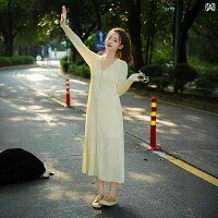 長款冷感UVカットパーカー **UPF50+ プロ仕様の日焼け防止**：頭からつま先まで紫外線をブロック。ハイネック＋フード＋長め丈デザインで、顔・首・腕・ふくらはぎまでカバー。屋外でも日焼け・紫外線ダメージを防ぎます。 **冷感生地使用**：ひんやりとした着心地で、薄手で通気性に優れムレにくく、夏でも爽やかに過ごせます。 **ゆったりスリムなシルエット**：Aラインの大きなスカート部分が体型をカバーし、どんな体型にも馴染みます。日常の動きやスポーツ時もストレスフリーです。 **マルチシーン対応デザイン**：指穴付きで袖がズレにくく、前開きジッパーで着脱も簡単。羽織りとしてもワンピースとしても使え、通勤・お出かけ・スポーツなど幅広く活躍します。 **使いやすい細部設計**：大きめのつば付きフードで、別途帽子をかぶる必要なし。日差しを遮りながら小顔効果も期待できます。