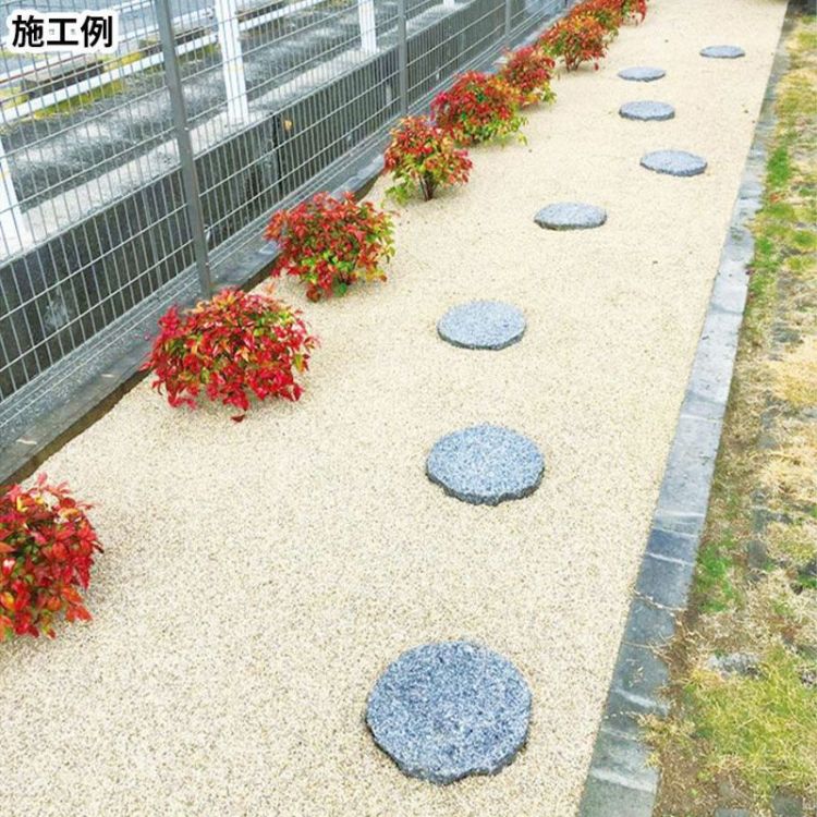 N-EXT(エクステリア専門店)の【抑草土】 草取りらく砂　【13.5kg/袋】　天然ゴム/国内産真砂土 敷くだけで苔や雑草が生えにくくなる綺麗なお庭に！1m2あたり2袋（施工厚み2cm）800379｜アングル2