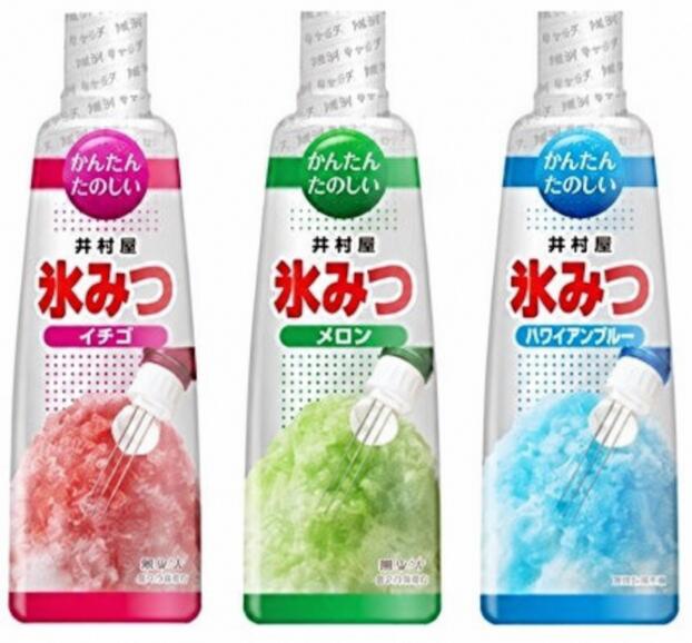 おうちで手軽に夏祭り気分が楽しめる、井村屋の人気「氷みつ」3種類セットです。 定番のイチゴ、爽やかなメロン、鮮やかなブルーが映えるハワイアンブルーの人気フレーバーをセットにしました。330g入りで、それぞれたっぷりお楽しみいただけます。井村屋の氷みつは、かき氷はもちろん、クリームソーダやゼリー、炭酸割りなど幅広いアレンジにもおすすめです。かけやすい3穴シャワーキャップを採用しており、ご家庭でも使いやすい仕様です。 セット内容 イチゴ 330g ×1本 メロン 330g ×1本 ハワイアンブルー 330g ×1本 おすすめポイント 人気の3フレーバーを一度に楽しめるセット ご家庭で本格的なかき氷が楽しめる クリームソーダやゼリー、ドリンクなどアレンジ自在 夏祭り・ホームパーティー・お子様のおやつにもおすすめ 常温保存可能でストックにも便利 暑い季節のおうち時間をもっと楽しく。ご家族やお友達と一緒に、本格的なかき氷をお楽しみください。 検索キーワード 井村屋 氷みつ 氷蜜 かき氷 シロップ かき氷シロップ 氷みつセット イチゴ メロン ハワイアンブルー 送料無料 夏祭り 屋台 おうち時間 330g 3本セット 3種セット クリームソーダ デザート アレンジ 家庭用 即日発送 ギフト お祭り かき氷用 シロップ
