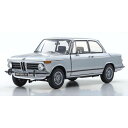 1/18 BMW 2002tii (シルバー)1960年代後半から1970年代前半を代表するコンパクトな2ドアスポーティセダンがBMW 02シリーズ。日本では「マルニ」の愛称の方が一般的でしょうか。当時2ドアモデルが人気であった北米市場の要望に応えるため、戦後初の本格小型乗用車としてマーケットで好評を得ていた4ドアセダン・BMW 1500（通称：ノイエ・クラッセ）のコンポーネントを流用して製造していました。ただし、車体はひと回りコンパクトで車重も100以上の軽量、そのパフォーマンスの高さと優れた居住性などから、瞬く間に大ヒットとなりました。1972年に登場した2002tiiはターボが登場するまでのトップグレードで、ヨーロッパのツーリングカーレース参戦で得たエンジンチューンのノウハウが投入されました。2Lの直列4気筒SOHCエンジンに当時としては珍しいクーゲルフィッシャー製の機械式インジェクターを組み合わせ、キャブレター仕様（2002ti)に対して10?/10.1kg-m（130?/18.1kg-m）のアドバンテージを得ている。ミッションは4速MTと5速MTから選べ、最高速度は190/hに到達。モデル化されたのは1973年までに製造された前期型で、BMWのアイコンともいえるフロントのキドニーグリル周辺がシルバー(後期型はブラック)で、愛くるしい丸型（後期型は角型）のテールレンズが特徴。 ●Item Spec■ブランド：KYOSHO ORIGINAL■サイズ：1/18スケール■型番：KS08543S※サイズ・重量などの表記はすべておおよそとなります。