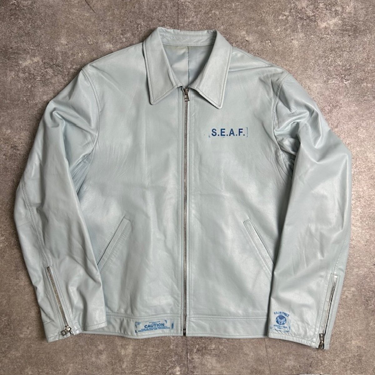 OTAGIRIのシングルライダースジャケットです。こちらは人気の「スネークモーターライダース」を世田谷ベースカラーで リメイクした一品。目を惹くライトブルーカラーで、コーディネートのアクセントに最適。また、イタリア製のラムレザーを使用、丁寧なつくりの日本製。首元に汚れがあり、使用感がございますが、コンディションも良く、秋冬のスタイリングに重宝されるアイテムでしょう。 商品情報 商品番号：RK093TJ管理コード：ITNX8MXMQZS4 仕様 ブランド名：OTAGIRI オタギリ色：ブルー素材：レザー ポリエステル生産国：日本サイズ：3L 実寸 肩幅：約48cm身幅：約59.5cm袖丈：約63.5cm着丈：約65.5cm 状態 C ※商品の状態は弊社の基準により表記させて頂いております ※画像のカラーのイメージとお客様のイメージがお使いのモニターや環境により異なる場合がございます ※完璧なお品をお求めの方、また中古品にご理解のない方におきましては、恐れ入りますがご購入をお控えください