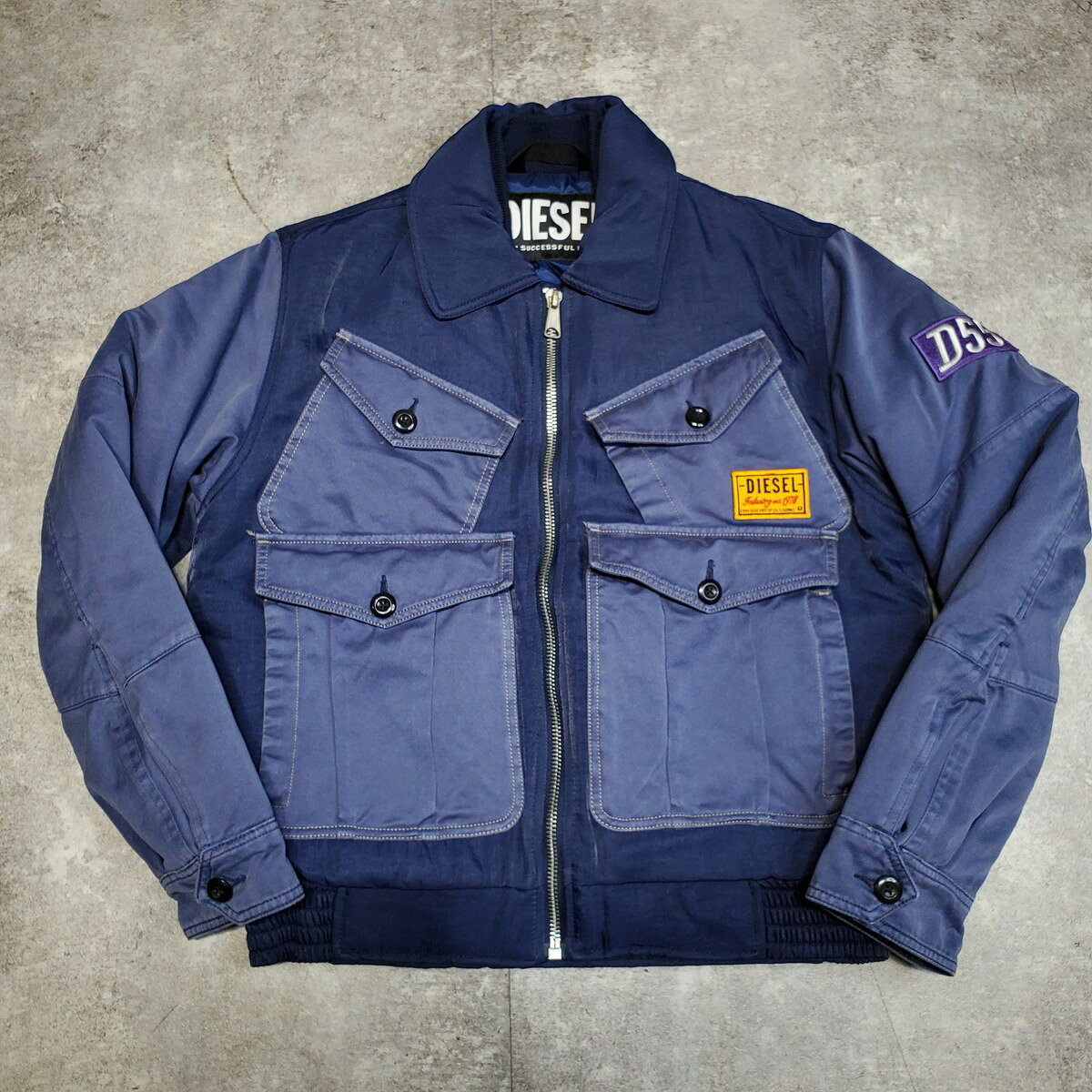 使用感は感じられますが、目立つような汚れ、ダメージなどはなく、まだまだ使用していただける商品です。 商品情報 商品番号：RK2577D管理コード：ITF26QOW92AW 仕様 型番：A06119 0DGAKブランド名：DIESEL ディーゼルサイズ：M 実寸 肩幅：約48cm身幅：約59cm袖丈：約64cm着丈：約65cm 状態 C ※商品の状態は弊社の基準により表記させて頂いております ※画像のカラーのイメージとお客様のイメージがお使いのモニターや環境により異なる場合がございます ※完璧なお品をお求めの方、また中古品にご理解のない方におきましては、恐れ入りますがご購入をお控えください