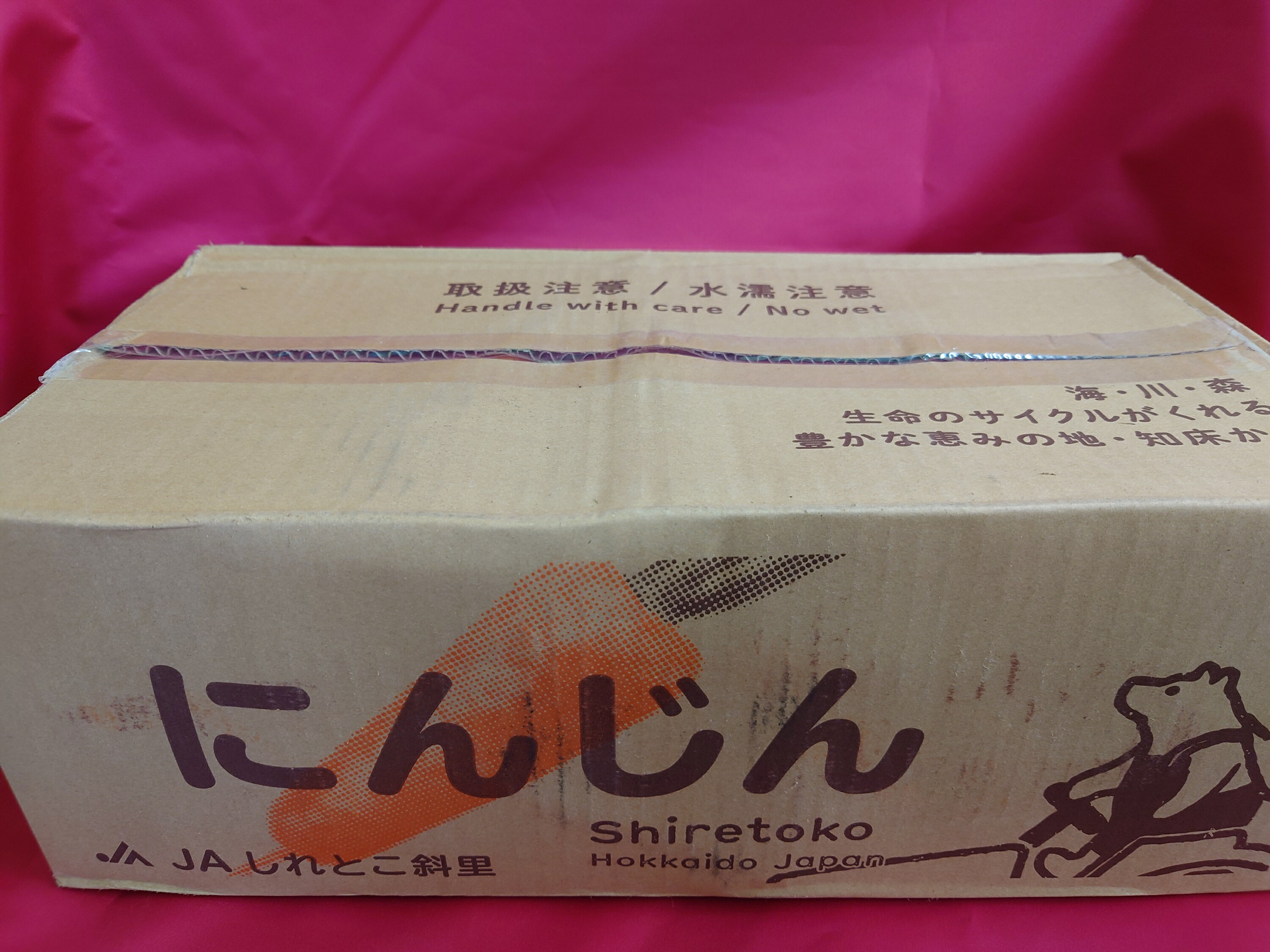 商品説明 名称 洋人参 生産地 国産(時期により産地が変わります) 内容量 約10kg 保存方法 風通しの良い冷暗所 ※発送に使用する箱はイメージと異なる場合がございます。 　予めご了承ください。 ※時期により産地が変わりますので、必ずご確認ください。夏であればラップして冷蔵庫に、冬は乾燥して人参の水分が抜けないように新聞紙に巻いて冷暗所にて保管してください。