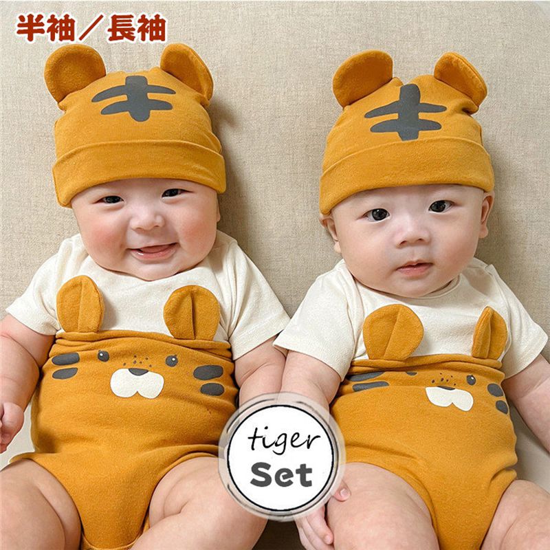 説明 とっても可愛いロンパース。 赤ちゃんの可愛らしさを引き立ててくれます。 心地よい肌触りのコットンなので、赤ちゃんの敏感なお肌にも安心です。 帽子つき、頭から寒さに弱い赤ちゃんをしっかり守ってくれます♪ ちょっとしたお出かけ着にも記念日写真にもおすすめです。お子様の記念日・出産祝い・ハロウィン・感謝祭・クリスマスなどにプレゼントにしても良い選択肢です。 サイズ 66：バスト25*2cm　着丈40cm　袖丈22cm　参考身長60-68cm 73：バスト27*2cm　着丈43.5cm　袖丈24cm　参考身長68-75cm 80：バスト29*2cm　着丈47cm　袖丈26cm　参考身長75-85cm 90：バスト31*2cm　着丈50.5cm　袖丈28cm　参考身長85-95cm 素材 コットン その他 ご注意 ※PC環境・光の具合により、色や素材のイメージが写真と若干異なる場合がございます。 ※モデル・写真に使用されているアクセサリー・小物は別途記載が無い限り付属いたしません。 ※本製品を使用して発生しうる、事故、損害、損傷、破損等、さらに二次的事故損害についても 弊社では一切の責任を負いかねます。 ※新品ですが、輸入品のため稀に汚れや傷等がある場合がございますが、ご了承下さい。 ※外観及び仕様は予告なく変更になる場合もございます。 ※初期不良の場合、新品を交換することまたは返品が可能でございますので、お気軽にお問い合わせくださいませ。 ※モニターの違いにより、商品の実際の色が画像と異なる場合があります。 ※個人の測定方法が異なるため、物理的な誤差が1-3cmある場合があります。 ありがとうございました！ ※該当商品は他店と在庫共有です。タイミングにより、在庫ズレが生じる場合がございます。予めご了承ください。 製造国 中国製（日本の企画により厳格に生産されています。）