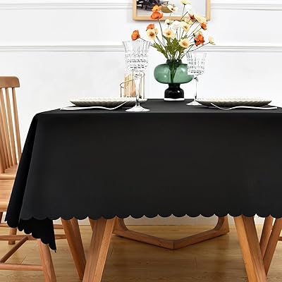 テーブルクロス ブラック 無地 シンプル テーブルカバー 長方形 135×220cm 洗える ウォッシャブル 洗濯可 速乾 黒 厚手 耐熱ブランド色ブラックモデルMUJI01商品説明【商品概要】【商品詳細】サイズ:135x220cm、本体重量:約0.49kg、素材:約100％ポリエステル、特徴:厚手耐熱洗濯可速乾（ご注意、折り畳めで倉庫に預かリますので、折り目があり、気になる場合一度アイロンをかけてください）【ブラックの色】黒の色は食べ物の新鮮さを引き立てたり、高級感を演出してくれます。鮮やかな色との組み合わせはエネルギッシュな印象に。【6人掛けテーブルクロス】裾はスカラップ仕上げで可愛らしい雰囲気になっています。サイズは135×220cmで6人掛けテーブルにオススメ。【速乾性に優れた生地】もし汚してしまっても乾きが早いので気軽にお洗濯できるのが嬉しいポイント！ポリエステル生地だから型崩れしにくく、そして洗ってもシワになりにくく、アイロンの手間も省けます。【利用場所】サイドにフリルが付いたシンプルなデザインと、インテリアに合わせ易いカラー展開で、食卓はもちろん、カフエ・レストランなどのお店でも使いやすくなっています。【商品説明】【ご注意】 1、テーブルクロスの端が裁断時の布によってはきれいな半月型にならない場合があります。予めご了承下さい。 2、商品写真はできる限り実物の色に近づけるよう加工しておりますが、 お客様のお使いのモニター設定、お部屋の照明等により実際の商品と色味が異なる場合がございます。 3、サイズは平置き手採寸サイズとなりますので測り方により±2cm前後の誤差が出る場合がございます。ご注意ください。【商品詳細】商品種別：ホーム＆キッチン商品名：テーブルクロス ブラック 無地 シンプル テーブルカバー 長方形 135×220cm 洗える ウォッシャブル 洗濯可 速乾 黒 厚手 耐熱製造元：商品番号：MUJI01商品内容：220 cm x 135 cm (長方形)色：ブラック商品タイプ：モダン【当店からの連絡】