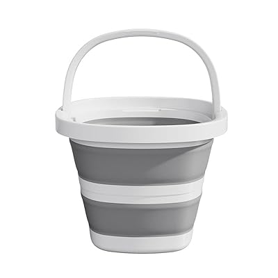 折りたたみバケツ 水バケツ 5L 10L 厚手多機能便利 足湯 四角おしゃれ キャンプ 洗濯 洗車 足湯 釣り (グレー, 5L)ブランド色グレーモデルZDT商品説明【商品概要】【収納性の高さ】折りたためるバケツの魅力は何と言ってもコンパクトさです。パタパタと折りたためば厚さわずか5cm、コンパクトなのでスペース収納はもちろん、車のトランクに置いておくのにも便利です。フック掛け用の穴がありますので壁に掛ければ、場所をとることなく収納できます。大きめのバケツが欲しいけど、使わないときにスペースをとってしまうのが気になる方にはぴったりです。【幅広いシーンで活躍】折りたためるバケツは掃除、洗濯、ガーデニング、洗車など幅広いシーンで活躍します。また荷物を最小限にしたいキャンプやツーリング、釣りなどのアウトドアにも最適です。【持ち運びが簡単】女性でも5〜10L問題なく持ち運べます。この折りたたみ式バケツは水量 80% までを目安にご使用ください。それ以上入れると転倒しやすくなります。【安心素材、軽くて丈夫、確かな耐久性】環境にも優しいPP素材、TPR 素材を使用、無害、無臭で安心して使えます。熱湯、冷水にも強く、耐久性にも優れ、落としても壊れにくく軽くて丈夫、持ち手もしっかりしています。【サイズ】5リットルタイプ 直径26cm×高さ19.5cm 折りたたんだ高さ4.5cm　10リットルタイプ 直径33cm×高さ24cm 折りたたんだ高さ5.5cm　シンプルな北欧風デザイン。【使用上のご注意】本製品は折りたたみ式構造のため、水を満水（100%）まで入れると重心バランスにより倒れる可能性があります。安全のため、水量は全体容量の約80％以下でのご使用を推奨しております。【商品説明】この革新的な折りたたみ式バケツは、ご家庭での省スペース収納に最適です。5L/10Lの2つの実用的なサイズをご用意し、巧みなデザインでコンパクトに折りたたんで簡単に収納できます。高品質のPP+TPR素材の組み合わせで作られており、耐久性と柔軟性を兼ね備えています。丈夫なPP素材は優れた耐熱性と耐摩耗性を備え、TPRは弾力性と耐久性を確保します。丸みを帯びた注ぎ口を備えた洗練されたデザインは、注ぐ際のこぼれを防ぎます。人間工学に基づいたハンドルは持ち運びに便利です。上品なホワイト仕上げで、どんな空間にもさりげなく溶け込みます。特にシンク下や狭いスペースでの収納に最適です。機能性と省スペース収納を兼ね備えた、ご家庭、庭、キャンプに欠かせないアイテムです。【商品詳細】商品種別：ホーム＆キッチン商品名：折りたたみバケツ 水バケツ 5L 10L 厚手多機能便利 足湯 四角おしゃれ キャンプ 洗濯 洗車 足湯 釣り (グレー, 5L)製造元：商品内容：5L色：グレー【当店からの連絡】