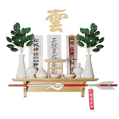 神棚 壁掛け用神棚 モダン神棚 【神棚&雲板セット】 御札 立て 破魔矢 神社やお寺のお札立て 白松 天然木 鳥居 軽量 神札ホルダー おしゃれ 穴開けない 取り付け簡単 鳥居つき【本体だけ】ブランド色白松祥雲神棚本体+雲板モデル商品説明【商品概要】⛩【破魔矢どこに置くか、悩んだお方にこの神棚を作ってみました】破魔矢を矢のごとく勢いあるように横に向けたいとき、しかも格好よく飾りたいときには最適。破魔矢は棚板下に置く設計しております。こちらの商品は当店オリジナルのため他の店では絶対に手に入りません。神具セットと破魔矢含めておりません。本体だけです。鳥居を設置するときにより固いため,ある程度の余白をデザインしました。インストールするとさらに締まります。鳥居を斜めるの心配がありません。⛩【鳥居付きの壁掛け神棚】モダンなデザインで和洋室どちらのお部屋の雰囲気にも馴染む神聖な鳥居付きの神棚です。小型で場所を取らず、マンションにも適しています、鳥居（とりい）とは、神社などにおいて神域と人間が住む俗界を区画する神域への入口を示す一種の「門」であり、それを象った厳かな鳥居を前面に配しました。通常配られる頒布大麻を三枚お祀りすることがでます。また別の物を置くことができます。⛩【祥雲とは/雲板付き】「瑞氣祥雲」という禅語.めでたい事が起こる前ぶれに現れる雲という意味から、「祥雲 」と名付けられました。「雲のように、二度と同じ形ではない、一度きりのもの」。神棚や仏壇の上、天井に☁「雲」という雲板を貼る風習です。現代の住環境では一戸建は二階、三階、マンション等の集合住宅では上に別の住人が住んでいます。この場合「神様の上に人が立つ」という事となり、失礼にあたるので神様の上に雲を設置。神様の上には雲だけ、天しかないという意味です。素材は天然白松木「雲」は軽くてシンプル、剥がせる両面シールで壁を傷つけず、落ちにくいです。⛩【神棚の設置】神棚は、できるだけ明るく清浄な場所でかつ日当たりや風通しがよく、日々拝むのに適した高い位置に設置するのが良いとされている。方角は南向きまたは東向きに設置するのが基本とされる。実際には最上階（または上に上階の床のない箇所）の天井近くに最上階への設置が困難な場合があるため☁「雲板」や「雲文字」が用いられる。⛩【神棚の用途】お札立て、御守り飾り、木札差し、御守り入れ、御朱印帳飾り、御神札飾り、破魔矢飾り【家内安全・結婚式・健康祈願・生育安全・旅行、出張安全・良縁・必勝・就職・仕事成就・怪我平癒・手術成功・開運・ 招福・厄災清祓・初宮詣・災難除・念願達成・金運 ・必勝祈願・商売繁盛・新築、転居、 マンション購入清祓・その他、諸祈願に最適です。【商品説明】【商品詳細】商品種別：神棚商品名：神棚 壁掛け用神棚 モダン神棚 【神棚&雲板セット】 御札 立て 破魔矢 神社やお寺のお札立て 白松 天然木 鳥居 軽量 神札ホルダー おしゃれ 穴開けない 取り付け簡単 鳥居つき【本体だけ】商品内容：長さ12.8cm、幅14.2cm色：白松祥雲神棚本体+雲板商品タイプ：モダン【当店からの連絡】