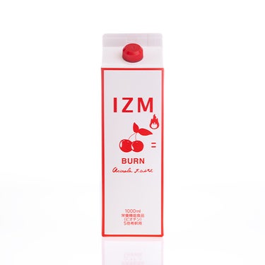 ■品名 IZM BURN イズム バーン アセロラ味 ■内容量 1000ml（5倍希釈用） ■商品概要 IZM BURN ACEROLA TASTE（イズム バーン アセロラテイスト）は、瀬戸内産にこだわった75種類の野菜や果物を3年6ヶ月発酵させた植物発酵エキス配合のアセロラ味の「燃焼系」酵素ドリンクです。 L-カルニチン、イノシトール、ガルシニアエキスなどの燃焼系成分に加え、漢方としても有名な高麗人参エキス、栄養機能食品のビオチン、糖質の吸収を抑える成分、美容に嬉しい成分なども贅沢に配合しました。 日常の生活の中でも効率よく燃焼をサポートします。 アルミパックECO仕様 飲み始めから飲み終わった後までを考慮したアルミパック仕様です。冷蔵庫での保管やゴミ捨てもラクに取り扱えます。 ■お召し上がり方 1日あたり40mLを目安にお好みで約5倍程度に薄めてお召し上がりください。 【原液・お水以外のおすすめレシピ】 ★お洒落にカクテルや焼酎で割っても美味しく頂けます。 ★牛乳で希釈しても美味しい。豆乳割も海外で人気です。 ■栄養成分表示（40mlあたり） エネルギー：31.2kcal、たんぱく質：0g、脂質：0g、炭水化物：7.6g、食塩相当量：0.17g、ビオチン：50ug ■原材料 イソマルトオリゴ糖液糖（国内製造）、りんご酢、植物発酵エキス、ハチミツ、ガルシニアエキス、菊芋抽出物、高麗人参エキス、ブラックジンジャーエキス末、ハトムギエキス、ヒハツ抽出物、L-カルニチン、マカエキス、金時ショウガエキス、カンゾウエキス、ハーブエキスパウダー、エラスチン加水分解物、サケ鼻軟骨抽出物（プロテオグリカン含有）、サラシアエキス／酸味料、香料、甘味料（ステビア、スクラロース）、イノシトール、L-ロイシン、L-イソロイシン、L-バリン、ヒアルロン酸、ビタミンB1、ビタミンB2、ビタミン B6、ビオチン、ビタミンB12、（一部にキウイフルーツ・さけ・大豆・もも・りんごを含む） ■生産国 日本 ■ご使用上の注意 ●原材料名表示をが参照の上、食物アレルギーのある方はご利用をお控えください。 ●体質に合わない場合はご利用を中止してください。 ●妊婦・授乳中の方や通院中・お薬を服用中の方は、医師とご相談の上お召し上がりください。 ●野菜や果物などの原料を使用している為、色調や風味、粘度に変化が生じる場合がありますが、品質には問題ありません。 ●原料由来の浮遊物、沈殿物が発生する場合がありますが、品質には問題ありません。 ●開栓後はキャップや栓口を清潔に保ち、10℃以下で保存し、お早めにお召し上がりください。 ●賞味期限の過ぎた製品はお召し上がりにならないでください。 ●水などで薄めた原液はその日の内にお召し上がりください。 ●一度うつした原液はもとに戻さないでください。 ■保存方法 高温多湿及び直射日光を避けて冷暗所に保存ください。 開栓後は、要冷蔵で保存ください。 ■販売元 株式会社T-CONCEPTION 関連商品酵素ドリンク IZM BERRY BERRY TASTE 1000...酵素ドリンク IZM ウォータープロテイン 栄養機能食品（ビタミンB6...酵素ドリンク IZM APPLE TASTE 1000ml イズム ア...4,860円4,860円4,860円IZM イズム 酵素ドリンク ピーチテイスト 1000ml 酵素飲料 ...酵素ドリンク IZM STRAWBERRY TASTE(ストロベリーテ...酵素ドリンク IZM (PLUS ) PREMIUM TASTE 10...4,320円4,320円5,940円酵素ドリンク IZM (ZERO3) リニューアル♪ ピーチテイスト ...IZM DIET PLUM JELLY（イズム ダイエット プラムゼリ...エーザイ チョコラBB ローヤル2 50ml×1箱(10本入) 指定医...3,888円5,400円3,088円EXTRACTくわの葉茶6個セット 美チョコラコラーゲン 120粒 【チョコラBB】 コラーゲ...酵素飲料 ベジリーフプレミアム 80種類 植物原料 ヒアルロン酸/コラ...3,456円12,830円7,776円