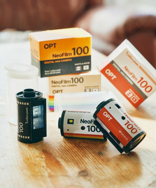 ≪OPT100 Neo Film フィルム型デジタルカメラ≫ フィルムで撮るプロセスを、もう一度愛する。デジタルカメラの「便利さ」と、フィルムカメラの持つ「撮る喜び」をひとつにした、新感覚のデジタルカメラです。手に馴染むクラシックなカメラフィルムの形状を再現しながら、中身には最新のデジタル技術を凝縮。手のひらに収まるコンパクトなサイズと、レトロでかわいいデザインは、毎日持ち歩きたくなります。誰でも簡単に撮影でき、日常をノスタルジックな雰囲気で切り取ってくれます。ユニークなデザインと撮影体験は、カメラ好きやガジェット好きの方へのギフトとしてもおすすめです。 サイズ 約47×25×25mm 素材 ABS樹脂 重量 約25g（mircoSDカード除く） バッテリー容量 230mAh 充電時間/連続使用時間 約120分 / 約60分（フラッシュなし） 定格電圧 5V イメージセンサー CMOSセンサー 総画素数 / 有効画素数 100万画素 / 100万画素 ディスプレイ画素数 / アスペクト比 80×160ピクセル / 1:2 レンズ 3.2mm標準レンズ（H63P） 焦点距離 / 最短撮影距離 約70cm / 約20cm 内蔵メモリー ユーザー使用可能領域なし 外部メモリー microSDHCカード（最大32GBまで対応） フォーマット形式 FAT32 ファイル形式 静止画：JPEG 動画：MJPEG（AVI） 音声：MP3 静止画解像度 / 動画解像度 3760×2128 / 1920×1080（30フレーム/秒） シャッタースピード 100ms～300ms / ISO感度：1500 付属品 USBケーブル、ストラップ、取扱説明書、保証書
