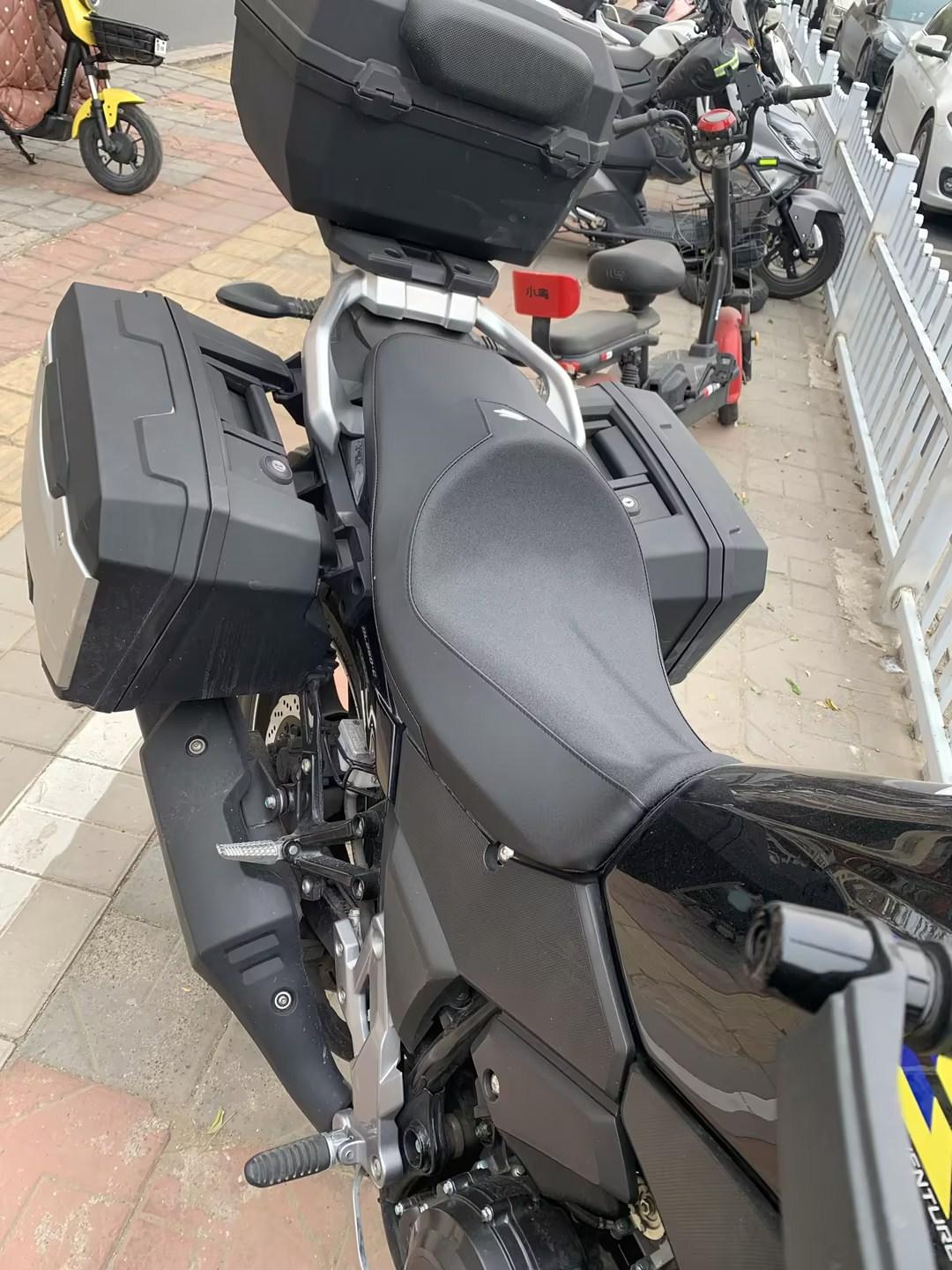 スズキ VStrom 250 V-Strom 250 Vストローム シート ダブルシート 25MM アップ ダウン より 柔らかい 滑り止め 姿勢改善 フロント側アップ ローダウン シート 柔らかく 純正交換用 長い距離運転最適 ブラック ドレスアップ 快適 クッション【取り寄せ】