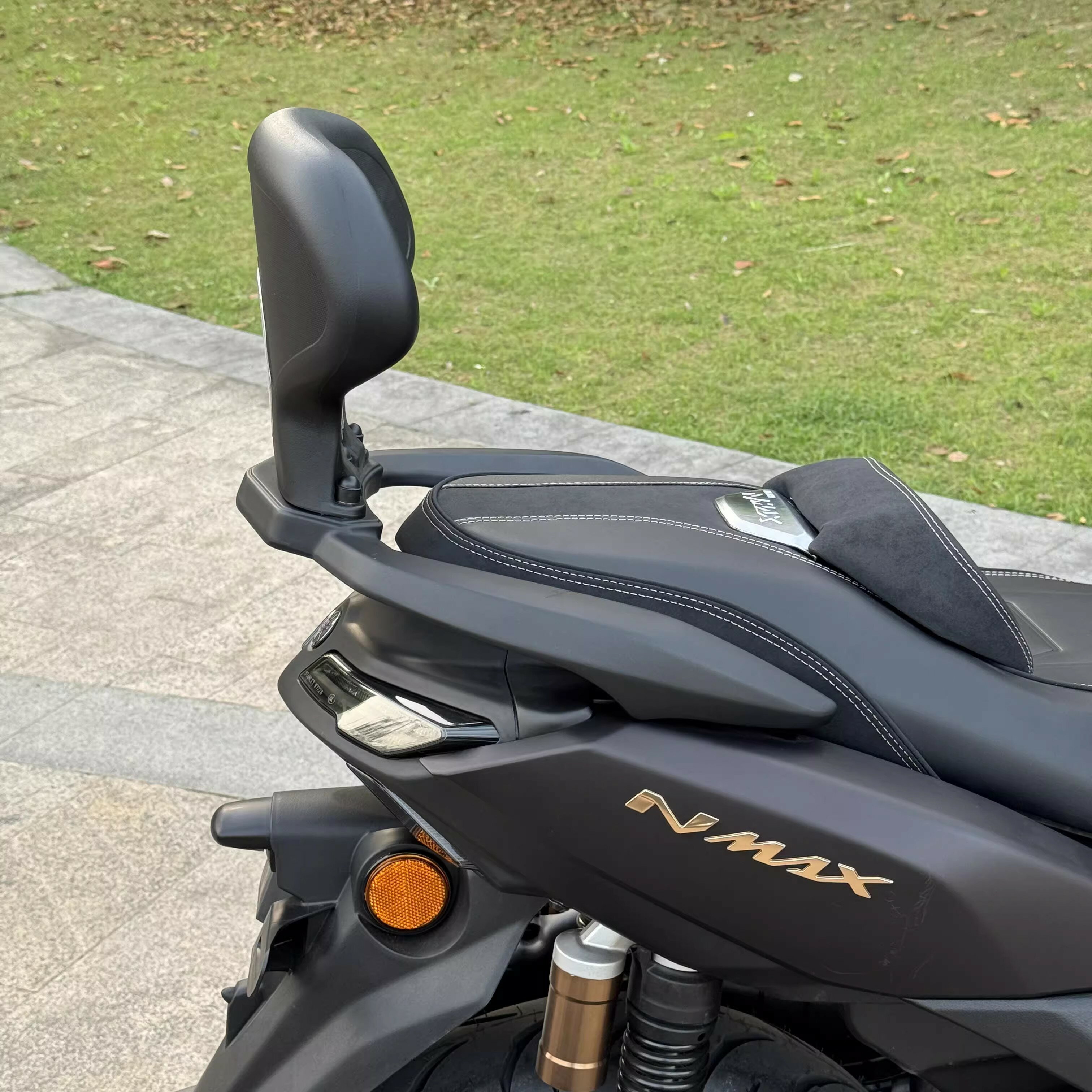 NMAX155 2025 バックレスト 背もたれ 防水タイプ バイク シーシーバー 外装 リア席 パーツ アクセサリ..