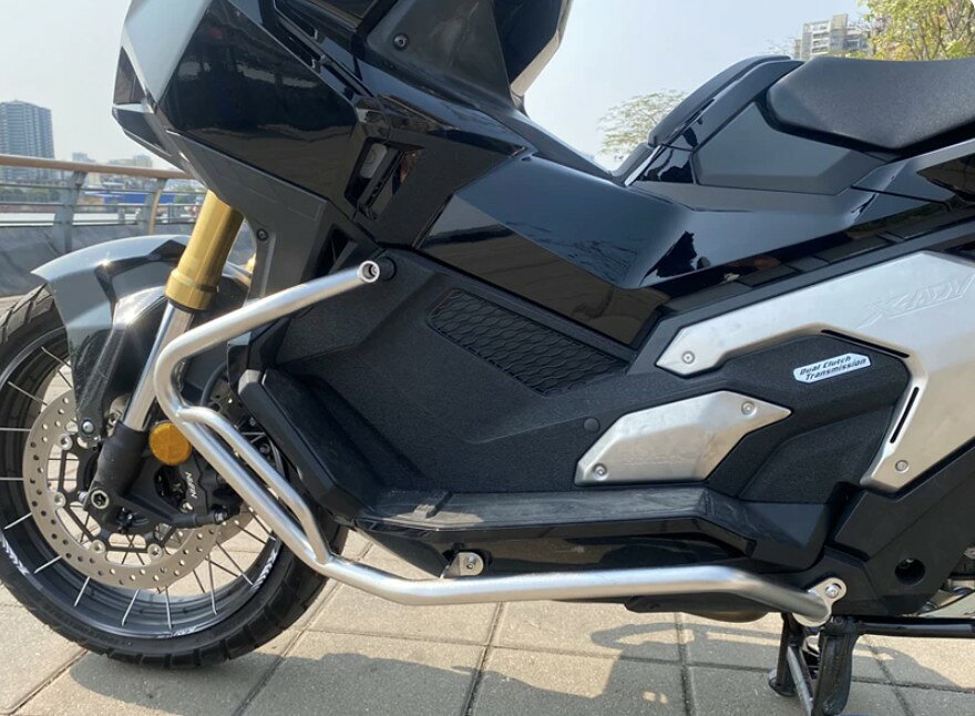 商品仕様 商品紹介 アンダーフレーム 適合車種 ホンダ X-ADV 750 2025年式 2026年式 商品内容 本体×1set ※説明書は付属しておりません 納期について 本商品は取り寄せ商品のため、配送予定記載されたお届け日は目安になり、確定ではありません。前後する場合がございます。また、商品の配送方法やの配達日時の指定頂けません。沖縄・離島へのお届けは別途追加送料が必要となります。ご了承をお願いいたします。 ご注意！下記の内容について必ずご確認お願い致します。 ■取扱い説明書は同封されておりません。 ■取付並びにサポートは行なっておりません。また作業時間や難易度は個々の技量に左右されますのでお答え出来かねます。 ■適合確認車種に記載のある車種以外の取り付け確認はしておりません。記載されていない車種は取付不可・または未確認です。 ■商品注文後のお客様のご都合によるキャンセルはお断りしております。 ■お取り寄せの商品のご注文は、商品在庫の有無を保障するものではございませんので予めご了承下さい。メーカーの在庫状況・廃盤や欠品などの理由により商品をご用意する事が出来ず、ご注文をキャンセルさせていただく場合がございます。予めご了承くださいますようお願い申し上げます。 ■製品は検品済みですが、輸入品のため、箱や部品等に多少の汚れがあることがありますのでご了承ください。万が一製品の不具合が見つかった場合速やかにご連絡ください。 ■掲載画像の色合いは、撮影状況やモニターの設定などの違いにより、実際の色合いと多少異なる場合がございますのであらかじめご了承ください。 ■製品の仕様変更に伴い、予告無くデザイン、色等変更する場合がございます。予めご了承下さい。 ご不明な点がございましたら：商品ページにある「ショップへ相談」から当店に連絡してください。
