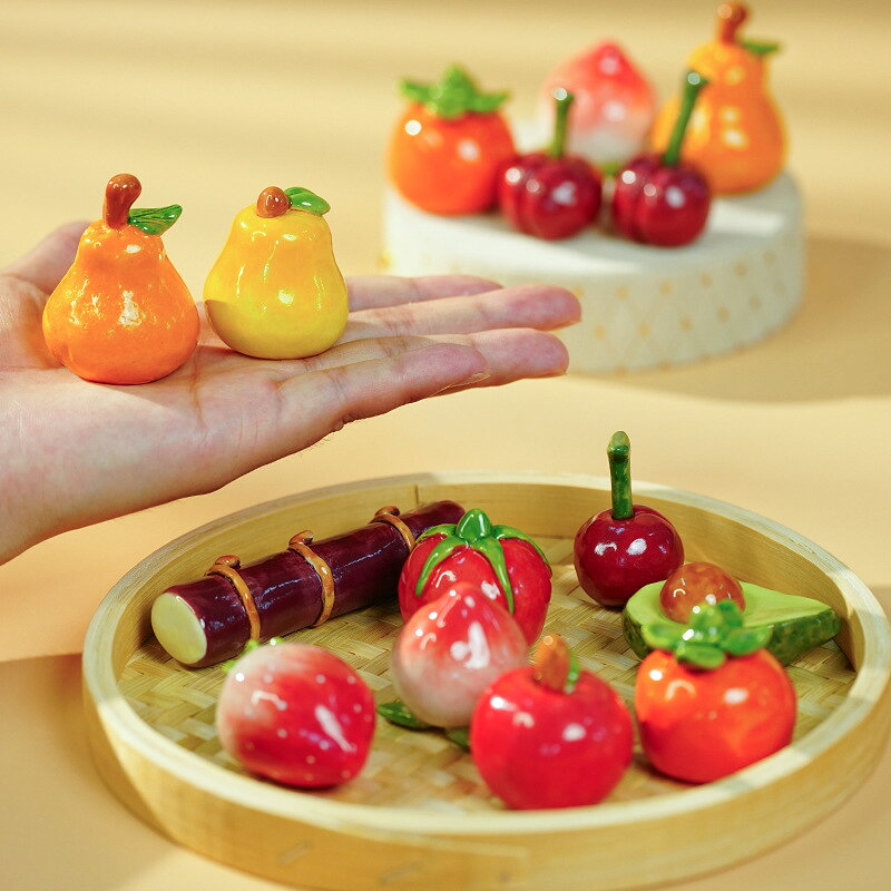 【2点セット】果物 フルーツ 置物 陶磁器 玄関 かわいい セラミック 桃子 ストロベリー トマト オレンジ チェリー 雑貨 インテリア飾り 室内 デスク 卓上 テーブル 装飾 おしゃれ オブジェ ギフト カラフル 手作り 工芸品 贈り物 プレゼント