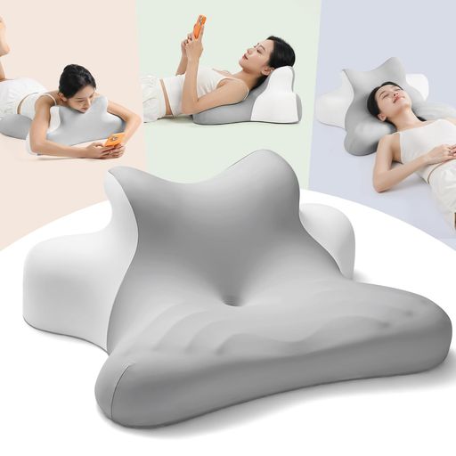 【うつ伏せ専用に生まれた革命枕|スマホ姿勢の“限界”を超えるラクさ】「うつ伏せでスマホを見ると姿勢がつらく感じやすい」そんなシーンに着目し、使い心地を追求して設計されたうつ伏せ専用構造。上半身が不自然にねじれにくく、胸部をふんわり支え、腕の置き場まで緻密に計算された立体フォルムが、“何もしなくてもラクに感じやすいスマホ姿勢”を自然に作り出します。記憶フォームが体圧をやさしく受け止め、圧力が一箇所に偏りにくい設計のため、長時間うつ伏せでも快適な使用感が続きます。読書・動画・SNS——気づけば時間を忘れ、体は驚くほどリラックスしたまま。「まだ見たい」を我慢しなくていい、次元の違うスマホリラックス枕です。 【7WAY多機能設計|枕を超えた万能クッション】この一つで、うつ伏せ 枕・背もたれ・うつ伏せ クッション・睡眠用まくら・姿勢サポート枕・高さ調整枕・脚上げクッションとして使用可能。姿勢やシーンに合わせて形を変え、上半身から脚までをやさしく支える、まさに“変幻自在”の多機能設計です。ベッドの上だけでなく、ソファ、床、在宅ワーク中のチェア、リラックスタイムの定位置としても大活躍。